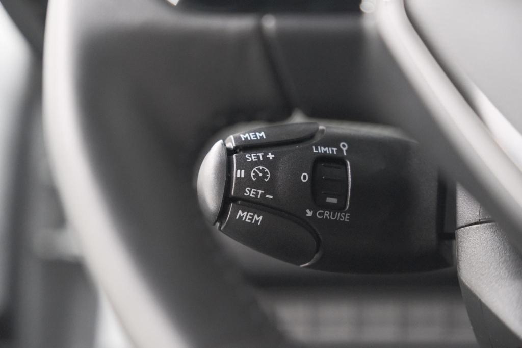 Peugeot 2008 puretech 100 allure | apple carplay | parkeersensoren | climat