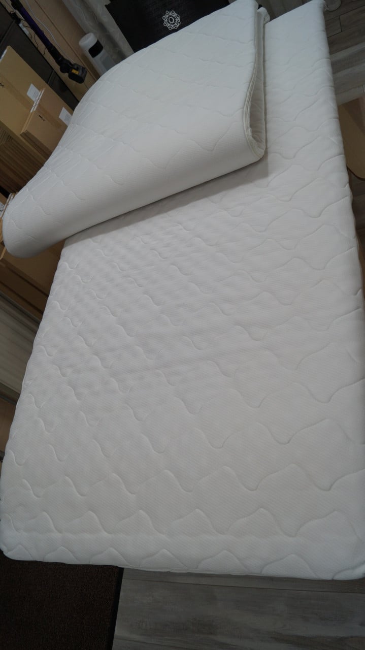 Twee Leen Bakker toppers 90 x 200 cm en 6 cm dik.