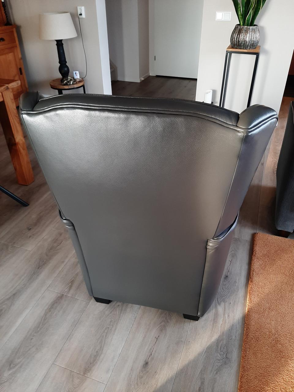 Mooie leren fauteuil. Kleur. Antraciet