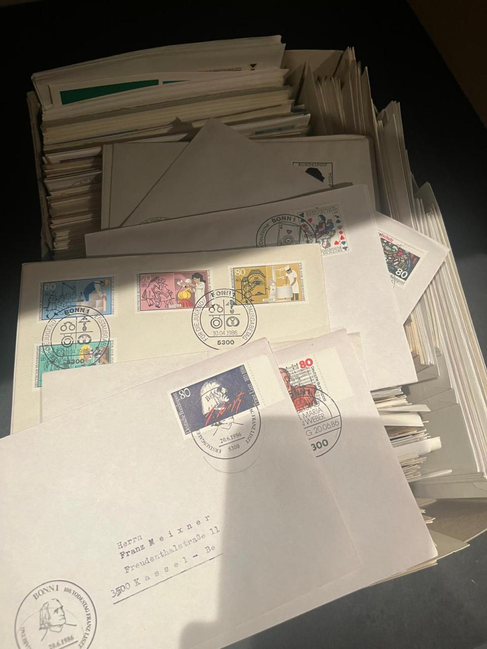 Doos met groot aantal enveloppen en wat kaarten Duitsland