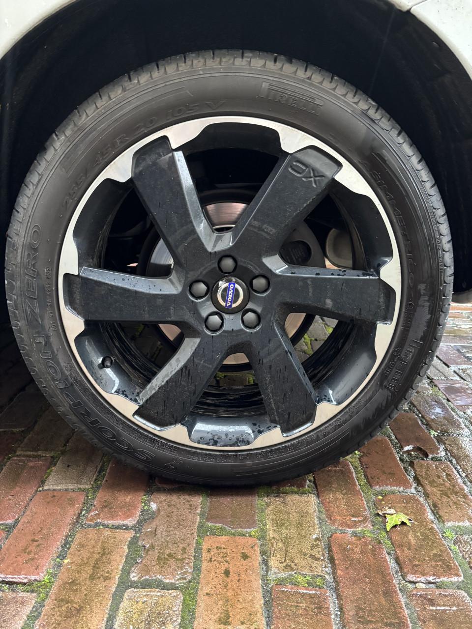Gezocht: Velg voor Volvo XC60 "Thalita" 8x20 Glossy Black