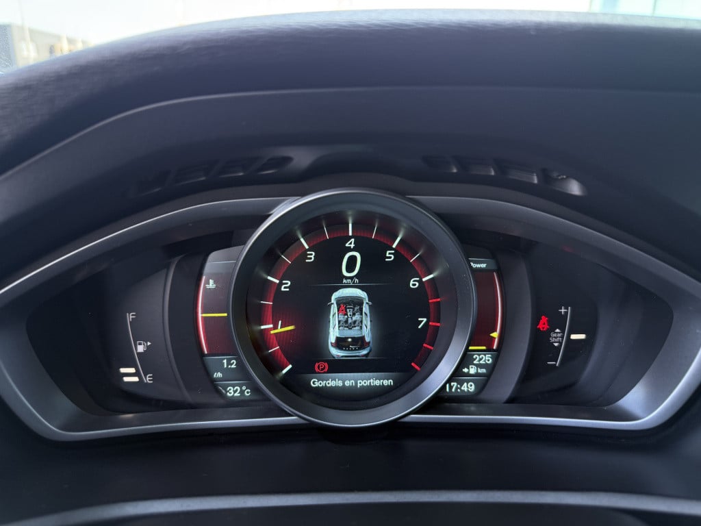 Volvo V40 1.6 t2 r-design | navi | cruise | stoelverwarming | parkeersensor