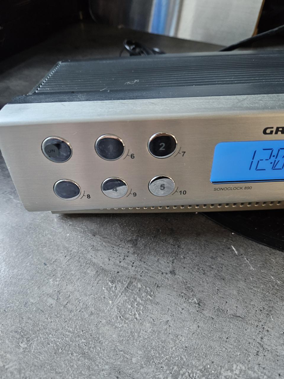 Zgan Grundig Sonoclock 890 - Wekkerradio aluminium paneel