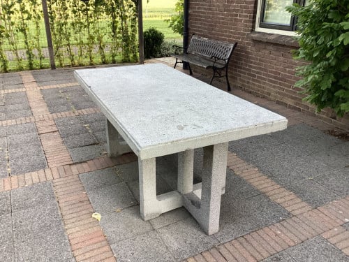 Mooie robuuste stenen tuintafel