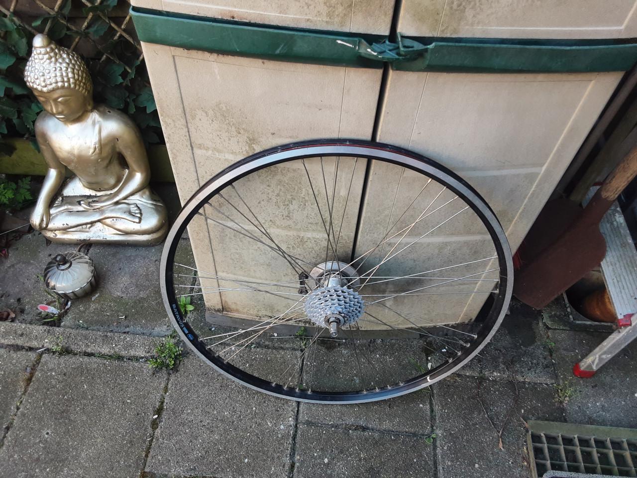 28 inch batavus shimano achterwiel, 7 speed cassette, rollerbrake rem