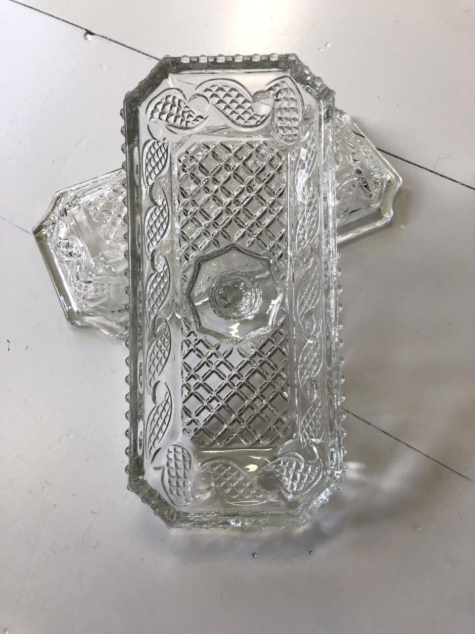 Zeer mooi gedetailleerd brocante botervlootje van geperst glas
