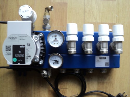 Vrijwel nieuwe 4 groep ROBOT verdeler vloerverwarming ENERGI ZUINIG