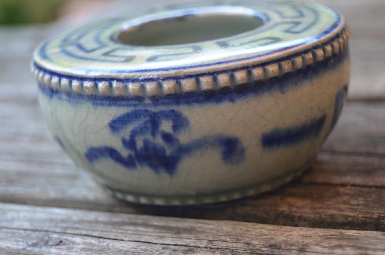 Klein Chinees blauw-wit porseleinen penseelwassertje