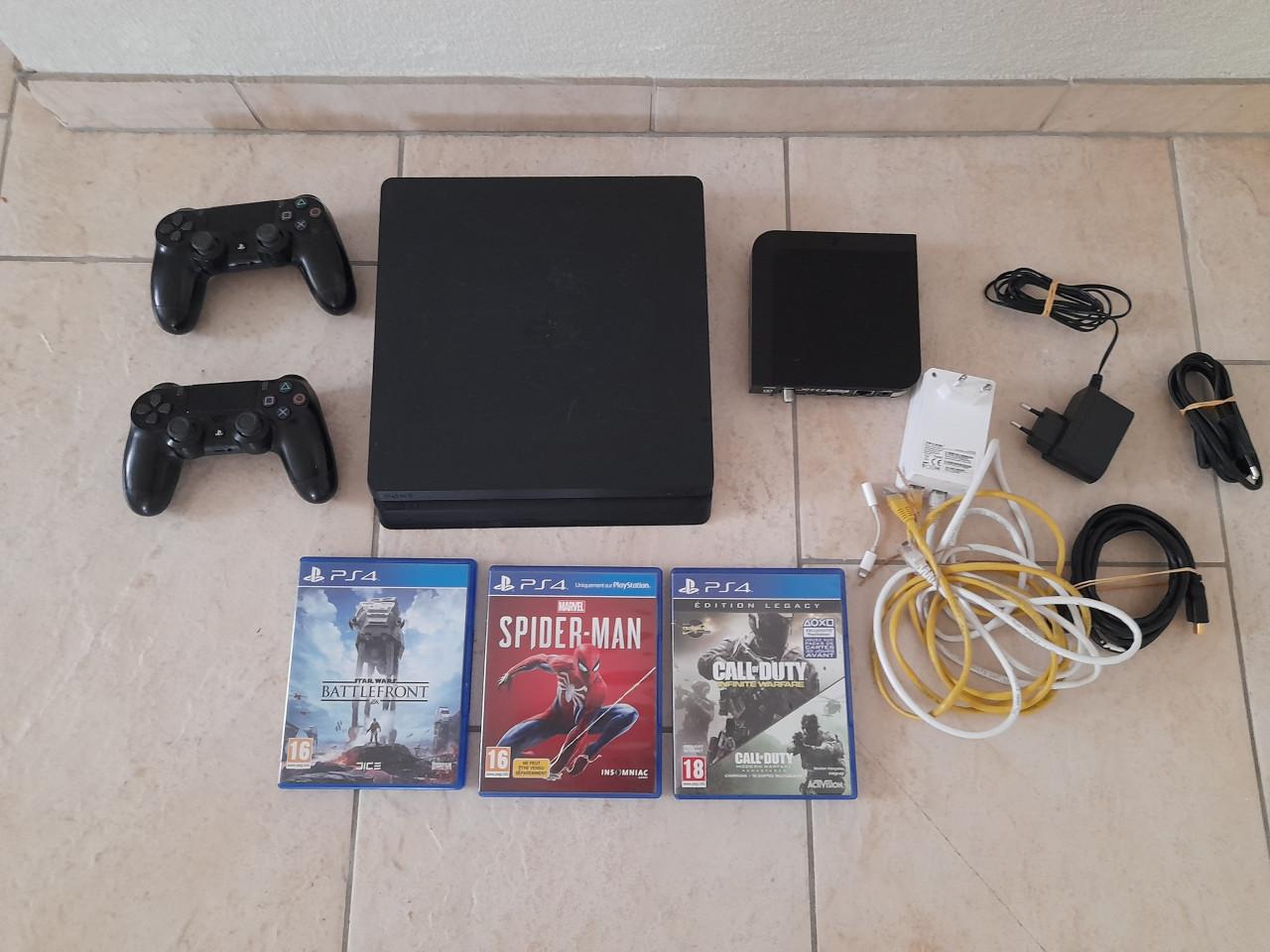 Playstation 4 met 2 controllers + 3 spellen (in goede staat)