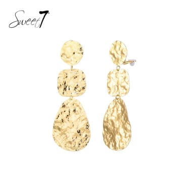 Oorclips goudkleurig in statement stijl met een gehamerd design