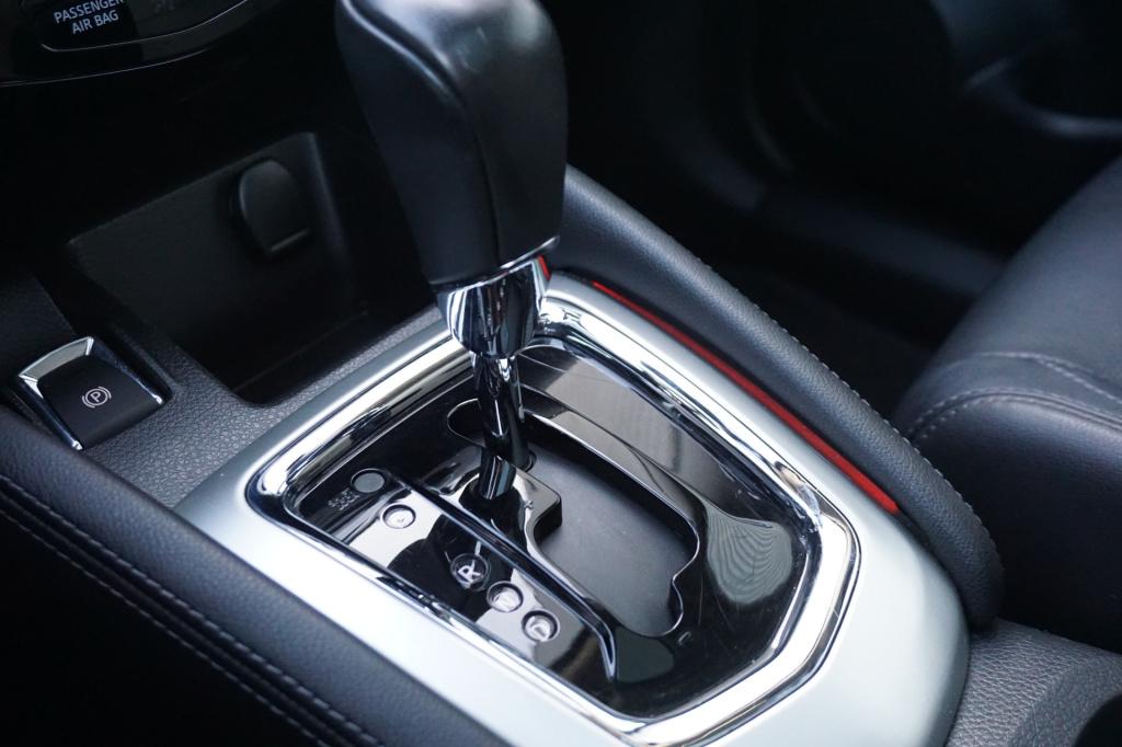 Nissan Qashqai 1.2 tekna - automaat / climate / navi / cruise / leder / cam