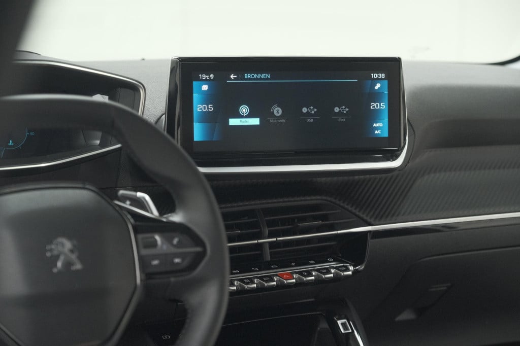 Peugeot 208 puretech 100 eat8 allure pack | camera | navigatie | apple carp