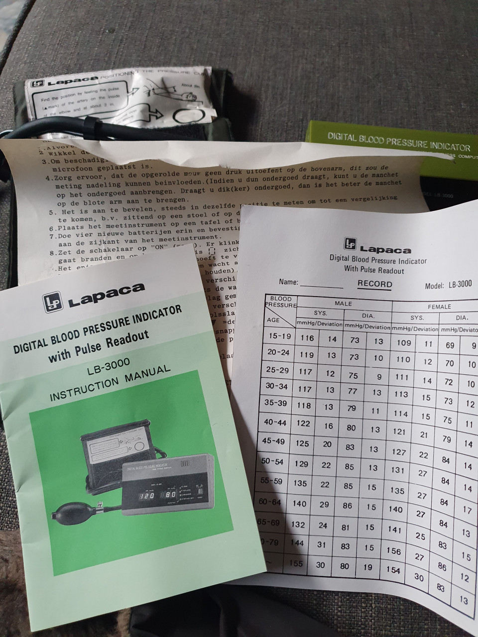 Werkende professionele vintage digitale bloeddrukmeting, fitness computer