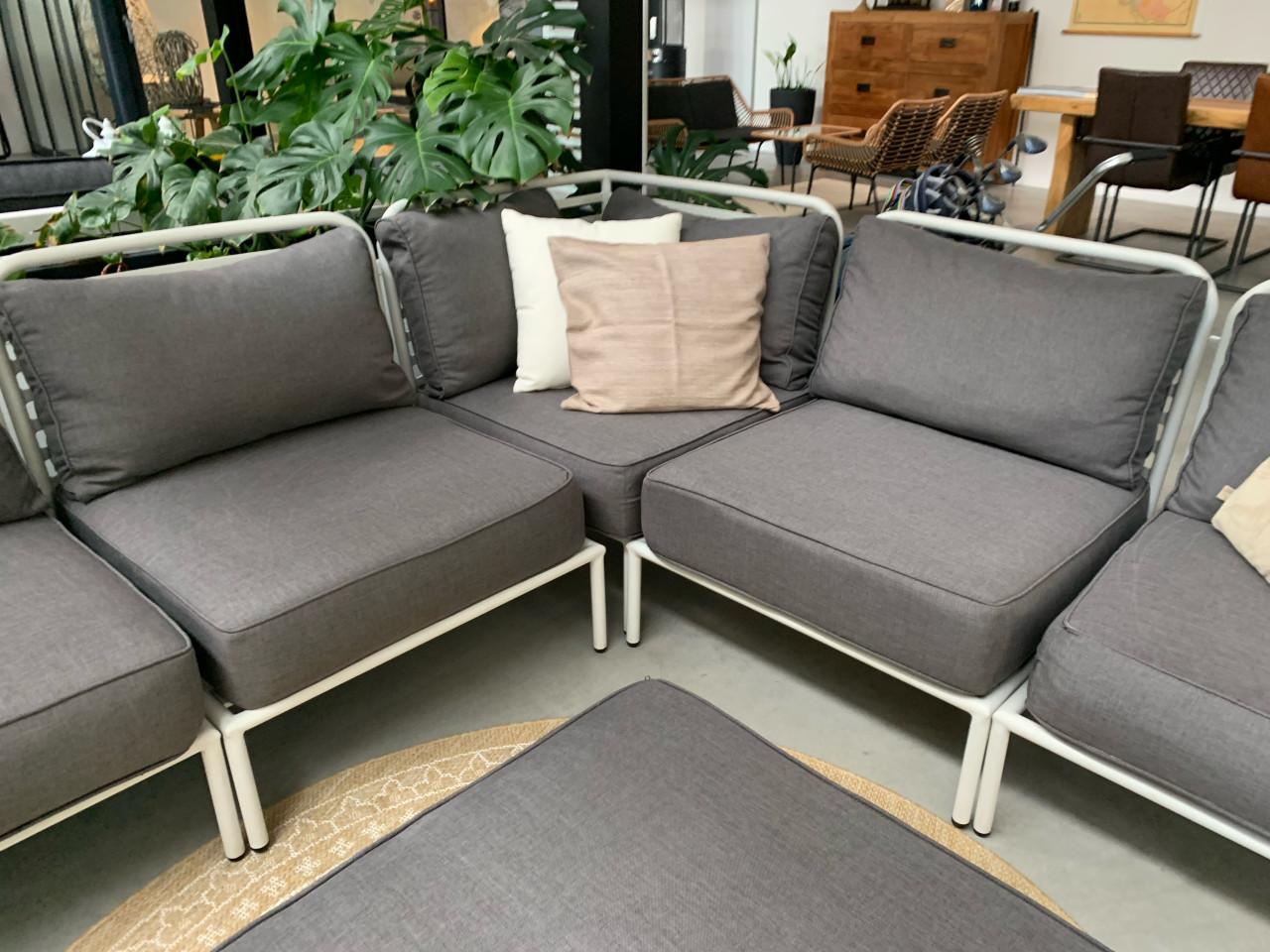 Loungeset alminium met hele dikke kussens en tafel tevens poef