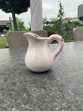 Kleine witte kruik