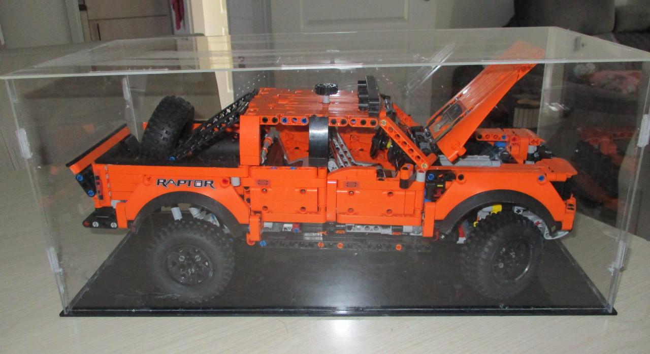 Div Modeleden  Ford  Tecnic lego  in vitrine