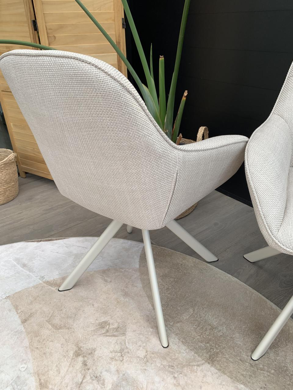 4 super gave moderne draai eetkamer stoelen.