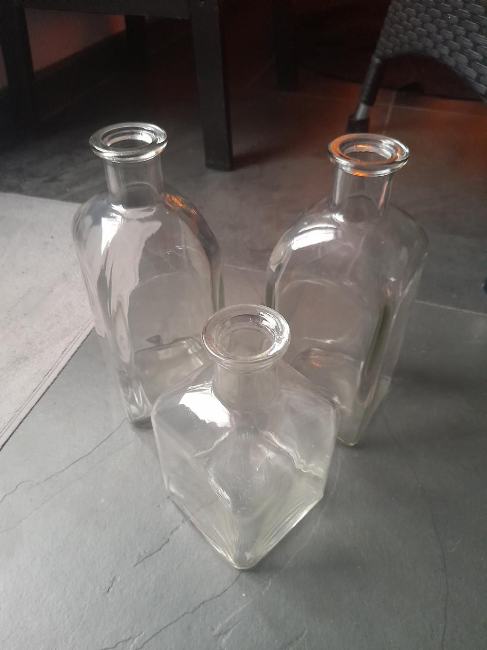 Decoratieve glazen flessen/vaasjes 3x. gratis