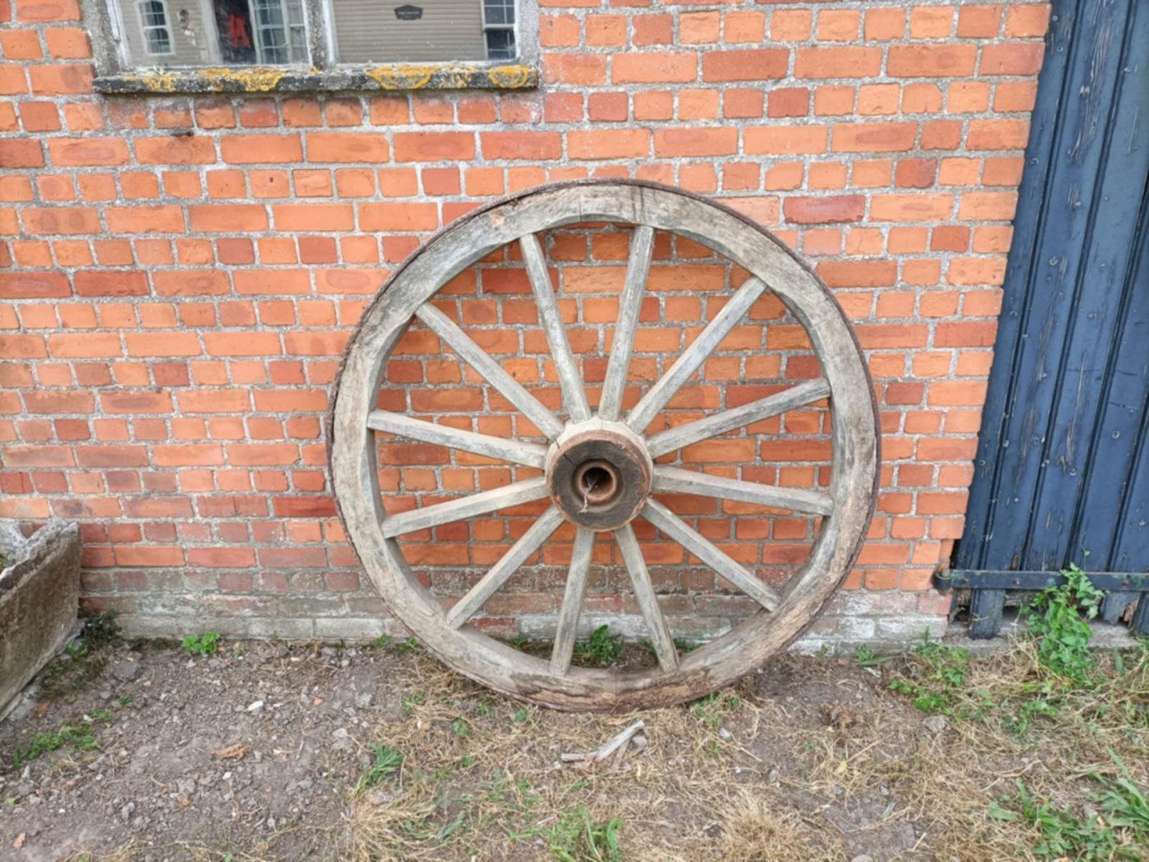 Oude houten wagenwiel