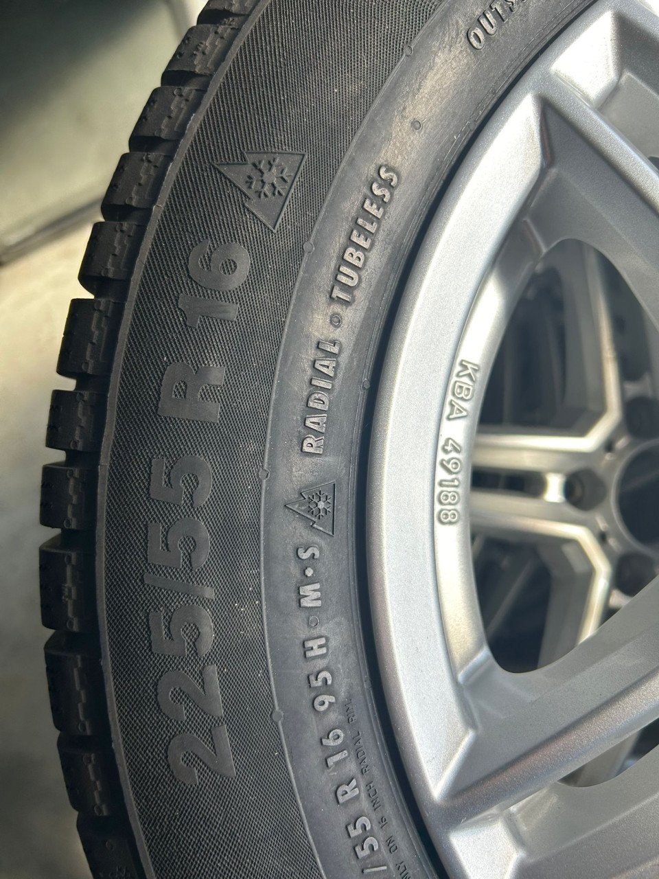 UNIWHEELS 16 INCH 5X105 SPORT VELGEN MET CONTINENTAL CONTIWINTERCONTACT