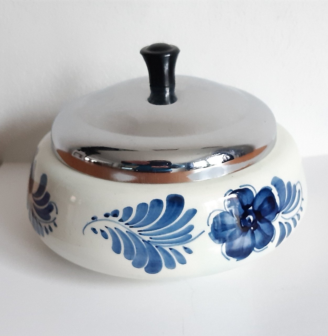 Delfts blauwe tabakspot met deksel, gesigneerd