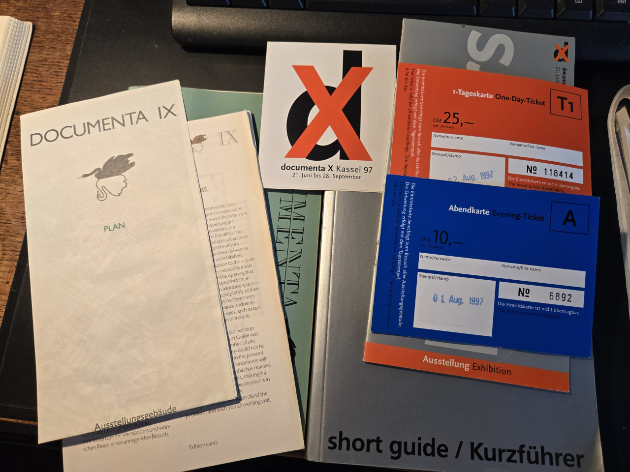 Boeken: Documenta IX en X incl, plattegrond en entreekaartjes 1-2 aug. 1997