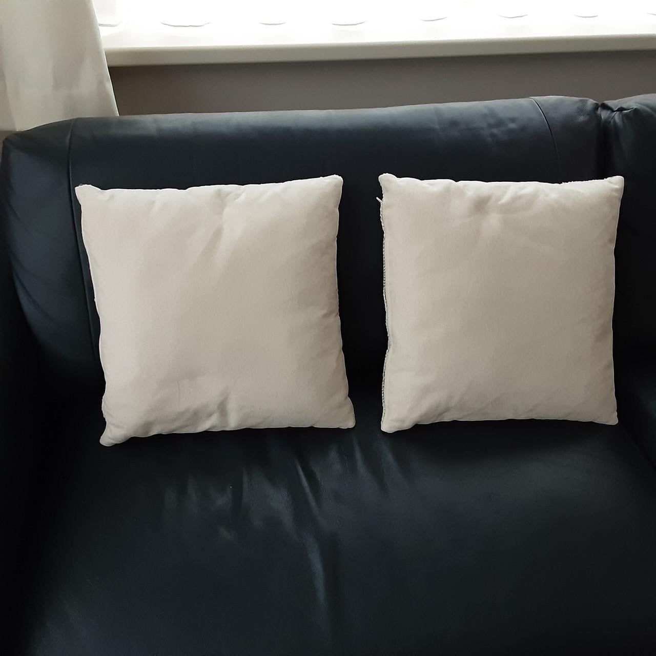 Twee gloednieuwe  sierkussens.