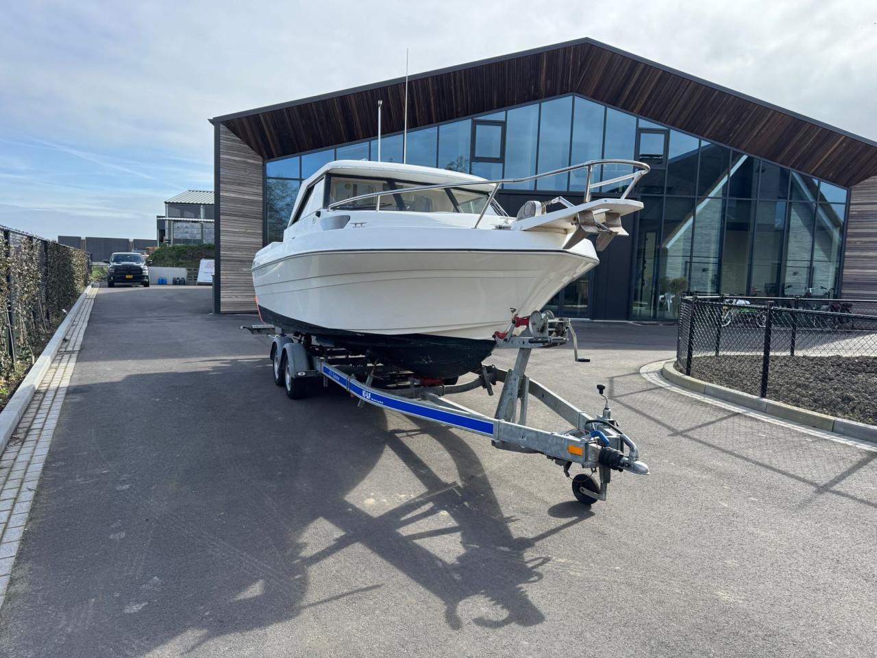 Kajuitboot met 190 pk binnenboord en trailer