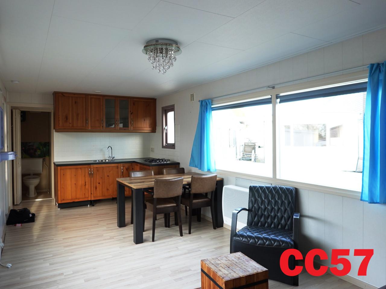 Betaalbaar chalet met dubbel glas, 2 slaapkamers en middenkamer