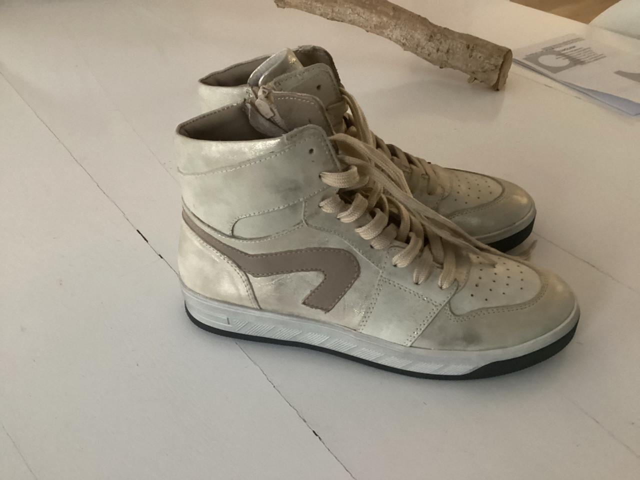 Splinter nieuwe leren sneakers  maat 38 zilver kleur