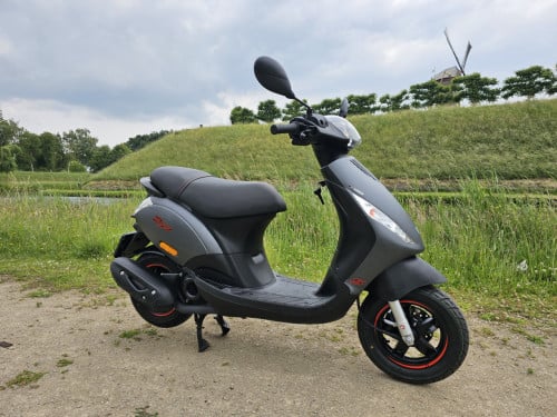 Zgan bromscooter Piaggio Zip 4S injection 4t bj 2023 zeer weinig km 1740