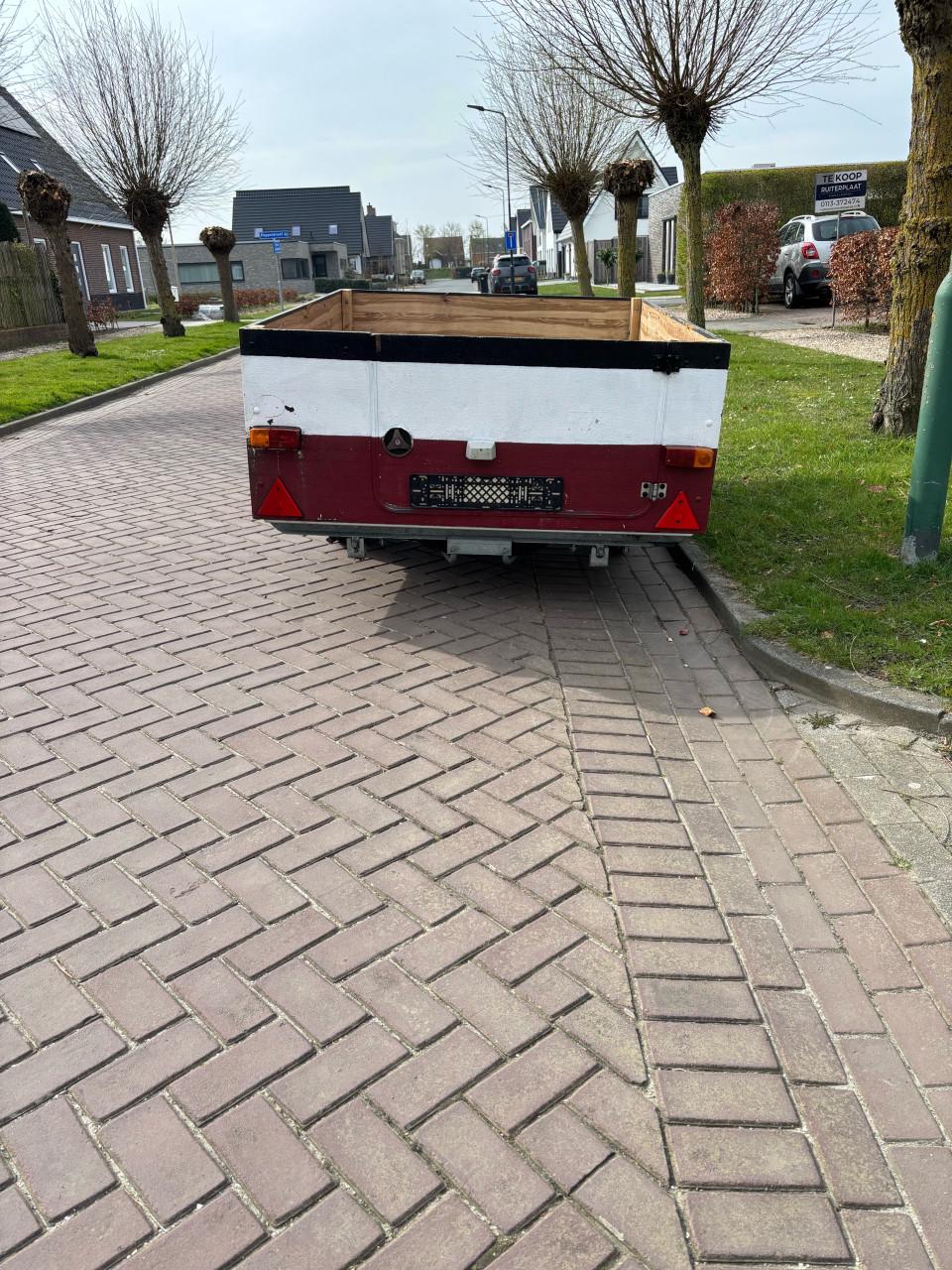 Aanhanger / kar met klep.