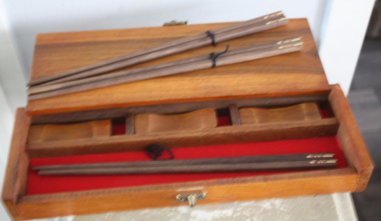 Houten doosje met oliefanten print met chinese stokjes