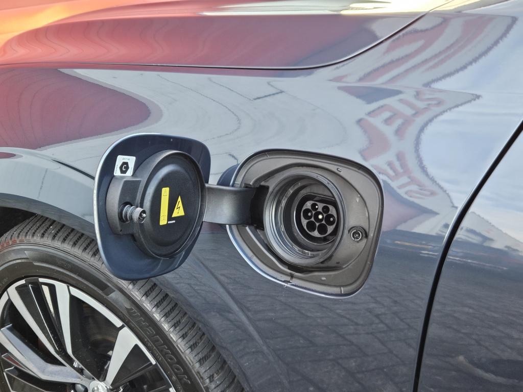 Volvo XC60 2.0 t8 plug-in hybrid awd ultimate dark r-design | luchtvering |