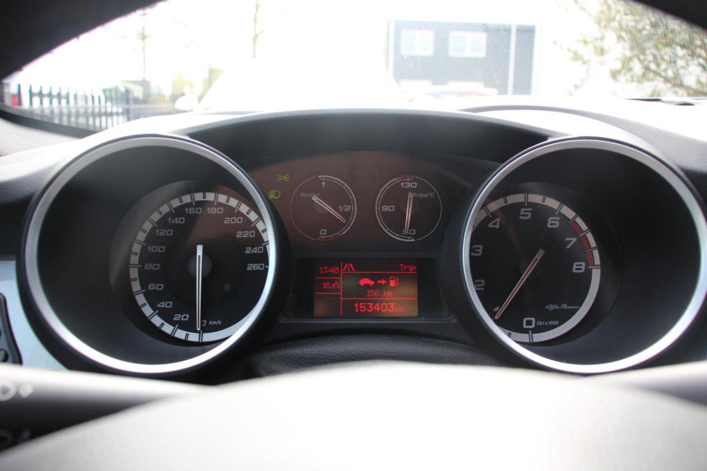 Alfa Romeo Giulietta 1.4 turbo turismo -170 pk - trekhaak - panoramadak - p