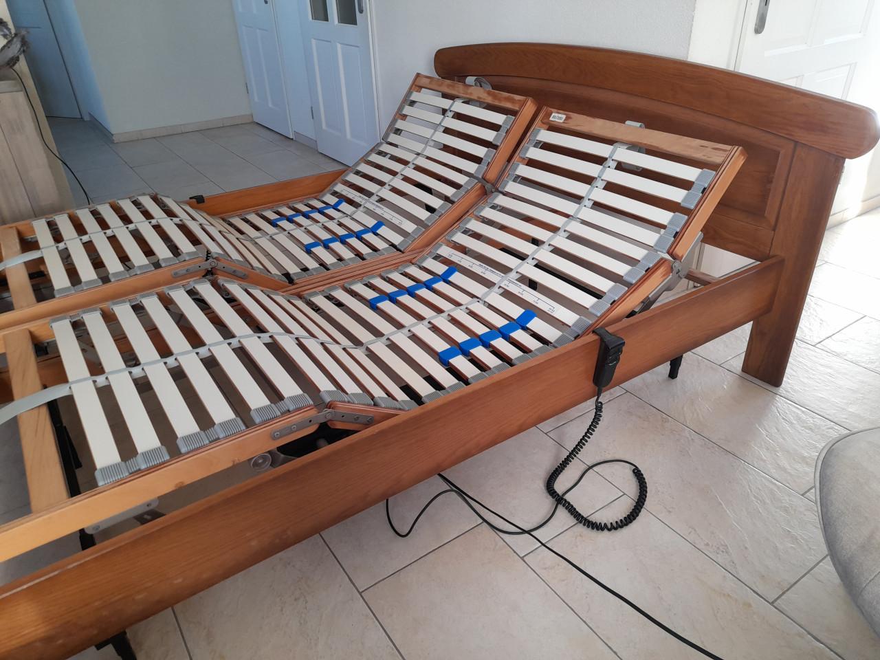 2 Persoons bed met 2 elektrisch verstelbare lattenbodems (in goede staat )