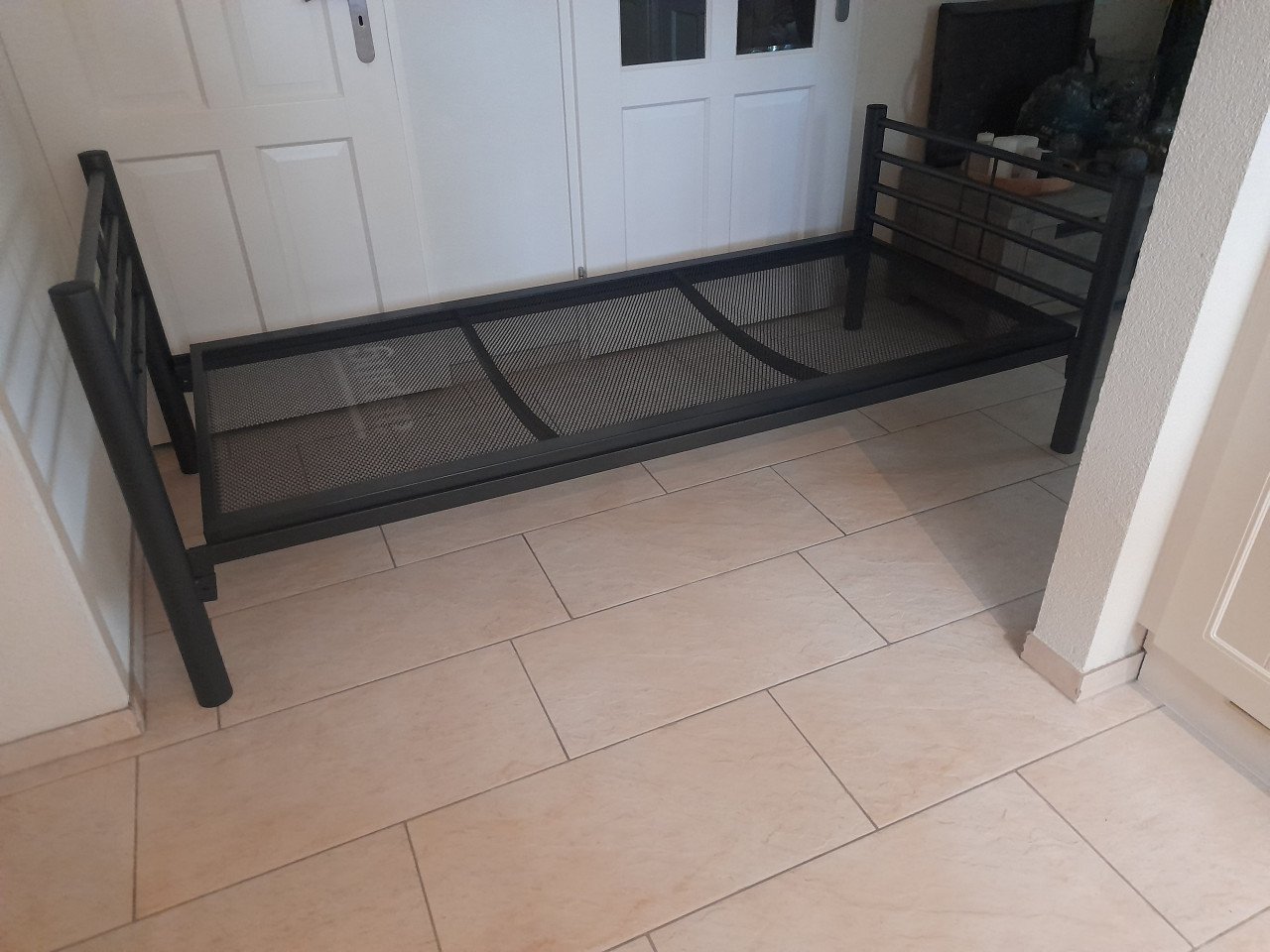 Metalen 1 persoons bed 90 x 200 (in goede staat )
