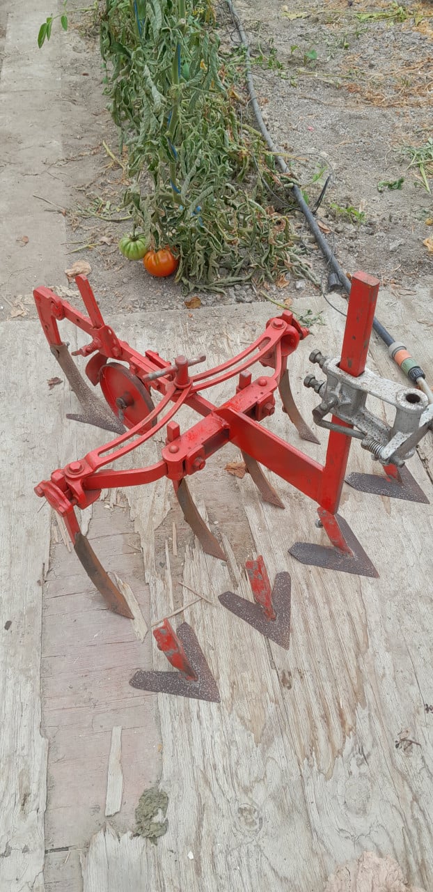 Honda F 810 tuinfrees met ploeg en cultivator/schoffel