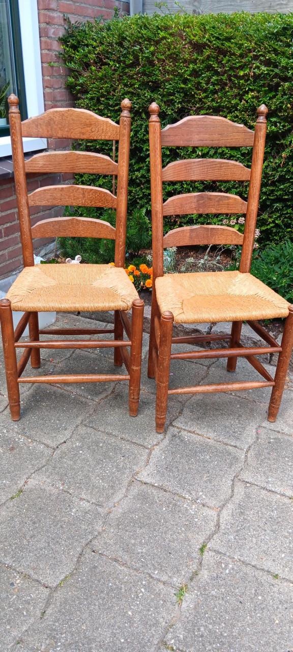 2 STOELEN MET RIETEN ZITTING