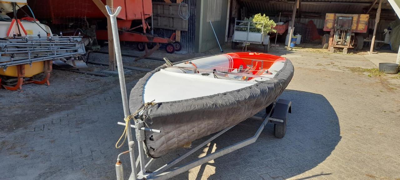 Zeilboot met trailer/strand trailer