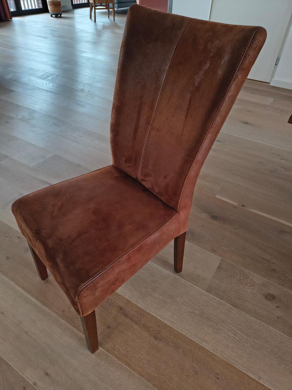 Mooie massieve tafel inclusief stoelen en lamp