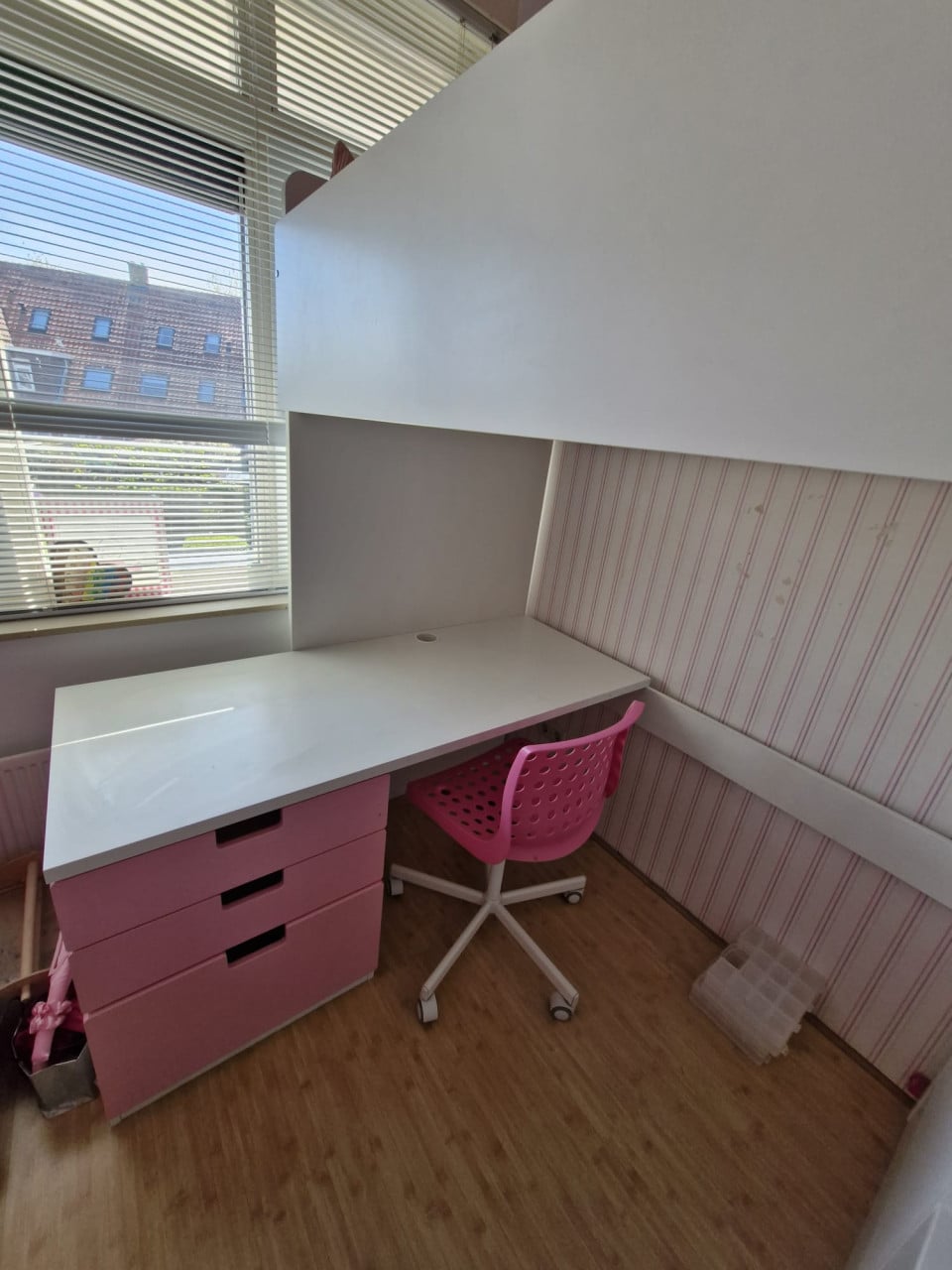 Hoogslaper met bureau en kast