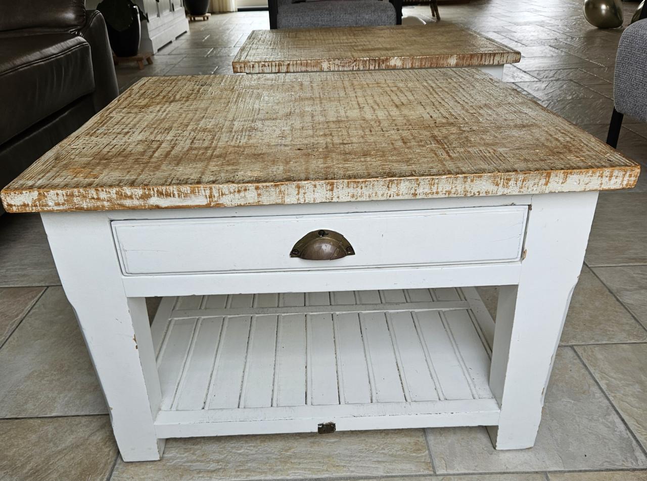 Twee salontafels van Rivièra Maison 70x70 cm en 45 cm hoog.