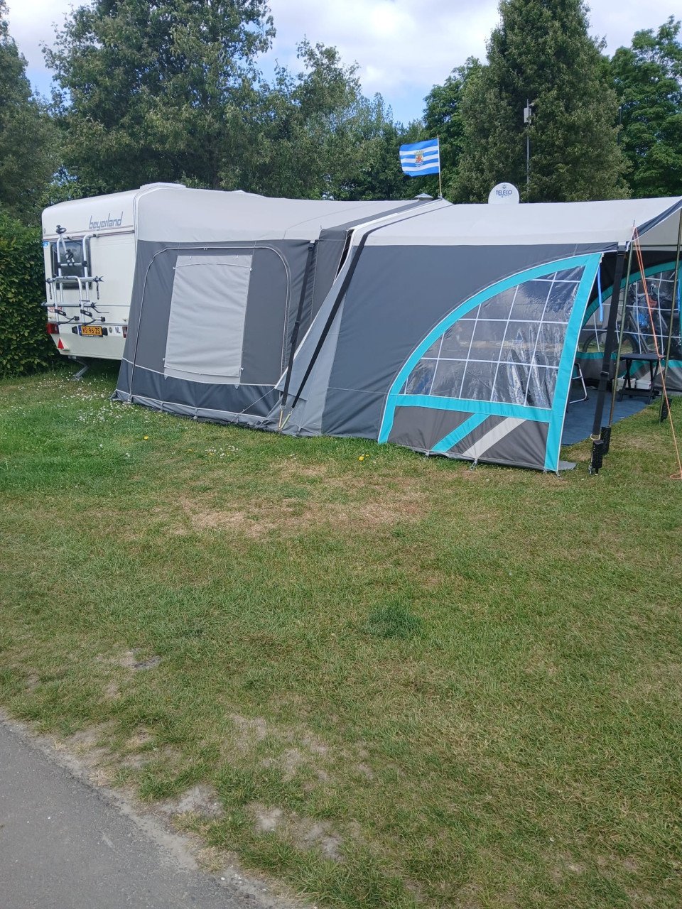 Beyerland met voortent en luifel en mover