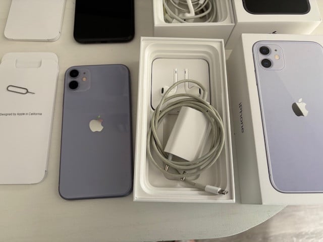 2 x Apple iPhone 11 64GB