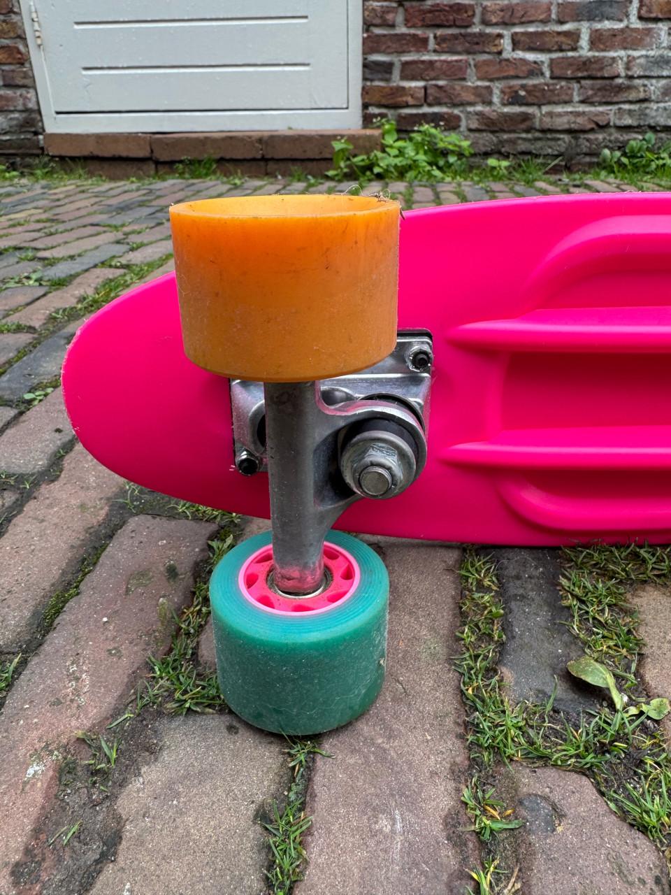 Skatebord fluor roze.