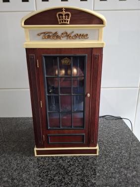 Zeer apart: radio in de vorm een oude telefooncel