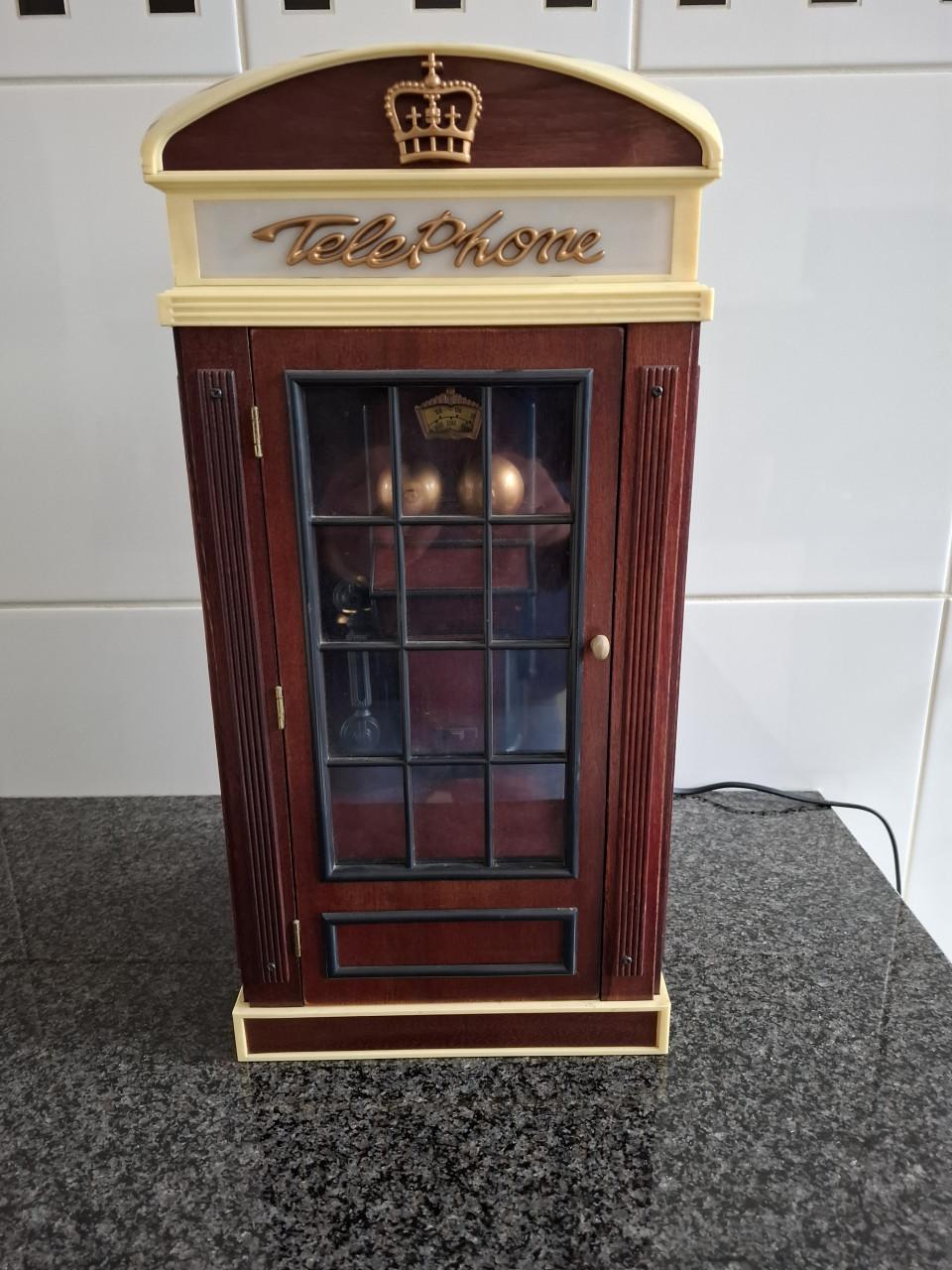 Zeer apart: radio in de vorm een oude telefooncel