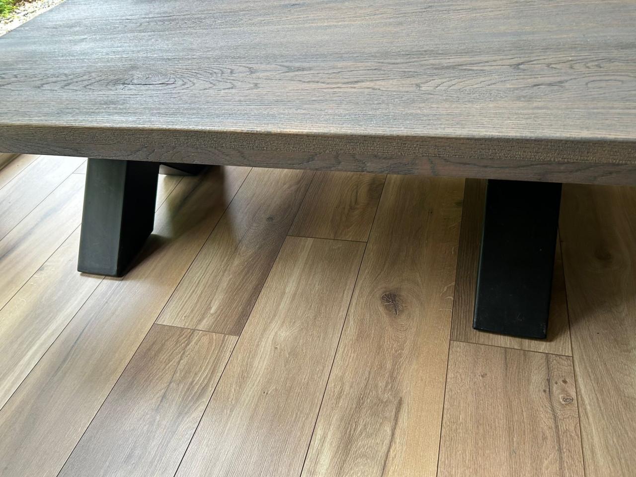Eettafel en salontafel van hout met stalen poot
