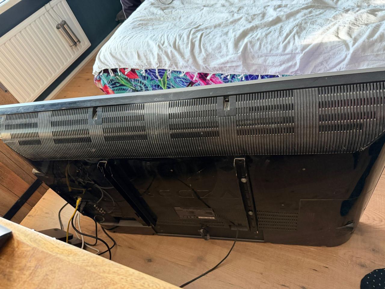 Toshiba TV met muurbeugel 136cm diagonaal L115 x B72